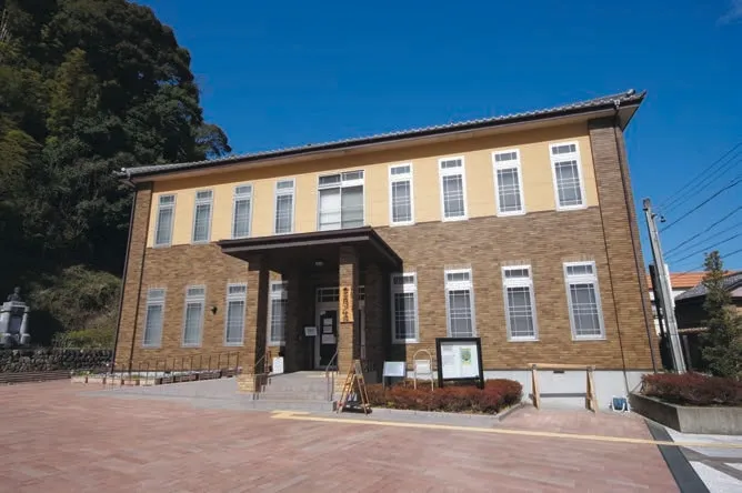 The building was formerly the town hall and is designated as a registered tangible cultural property. 