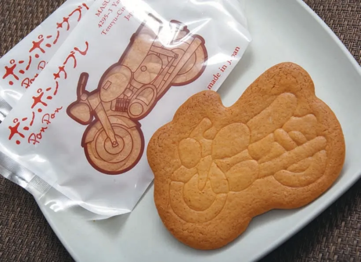 The famous sweet "Ponpon Sable" (700 yen per box) is delicious. 