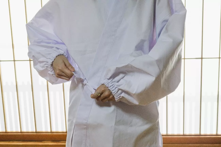 私服ではなく修行着に着替えることでさらに気分を高めてくれる 