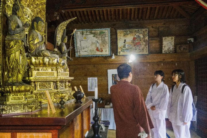 真剣に説明を聞き入る参加者たち。外国人旅行者へは通訳も付くので安心 