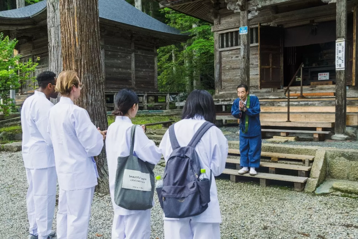 阿弥陀如来坐像が祀られる「阿弥陀堂」で修行体験 