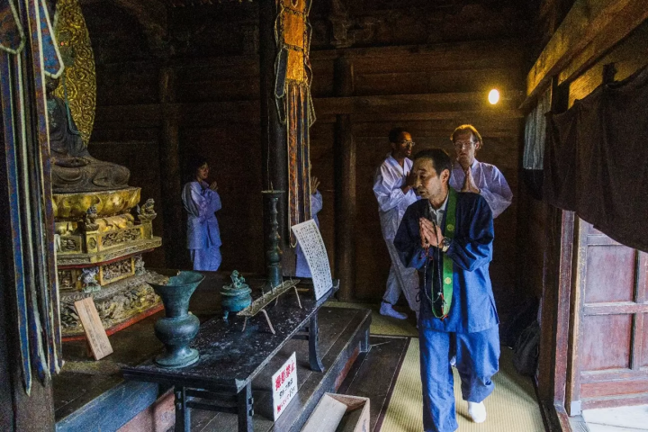 阿弥陀如来坐像の周りを念仏を唱えながら歩き回る 