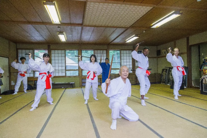 動画や先生の指導を受けながら、太刀を振って覚えていく 