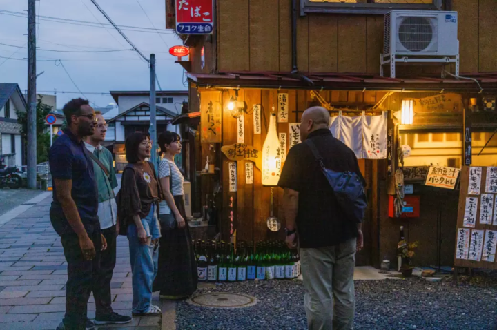 オレンジ色の灯りや手書きのメニューが雰囲気たっぷりの店構え 