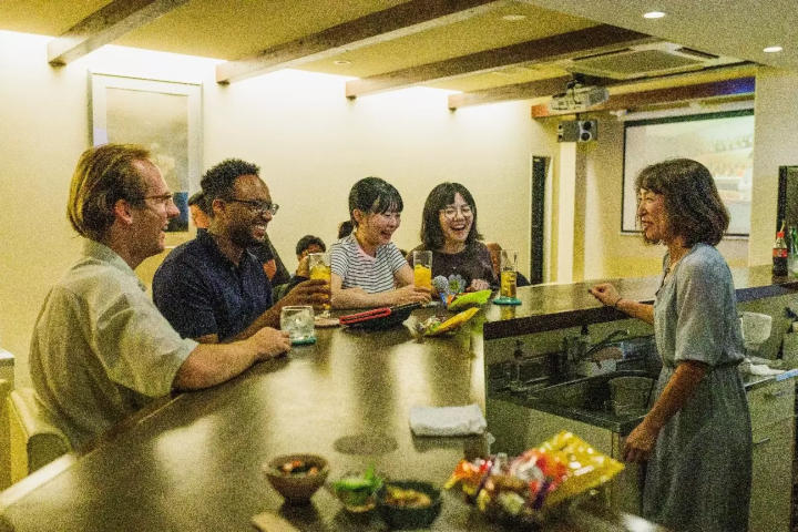 ２軒目は寒河江市内のスナック（場所未定）（滞在40分）。ママさんとの会話やカラオケも楽しめる 