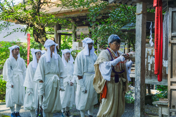 不動堂で法螺貝を鳴らし出発を報告。トレッキングは約3時間の行程 