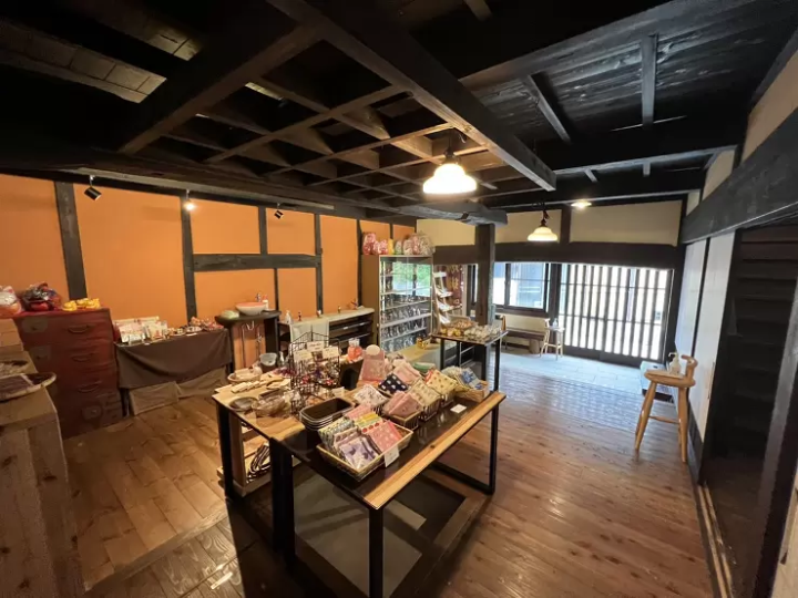 個人旅行にも団体旅行にもおすすめ「高柴デコ屋敷」