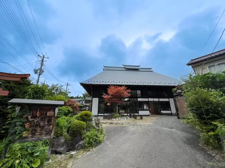 個人旅行にも団体旅行にもおすすめ「高柴デコ屋敷」