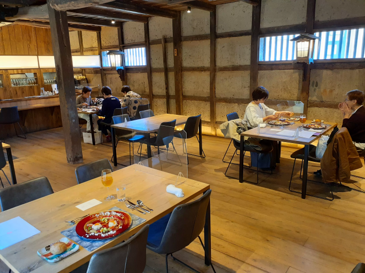 蔵を改装した店内でいただくランチは、3コース 