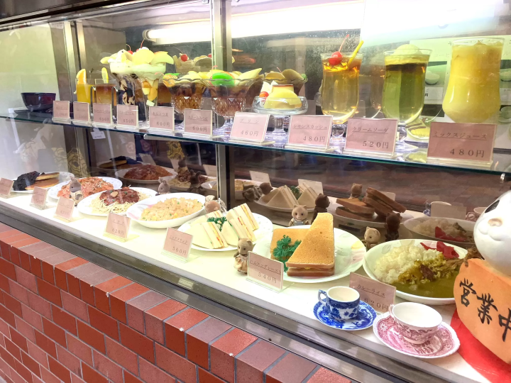 [From Eeyan ! Osaka Shopping Street] A perfect day for a stroll around the little paradises on street corners, with bread and cafes