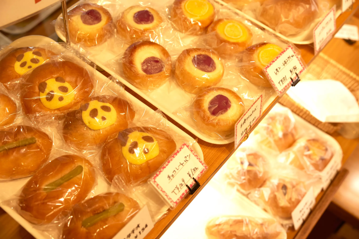 [From Eeyan ! Osaka Shopping Street] A perfect day for a stroll around the little paradises on street corners, with bread and cafes