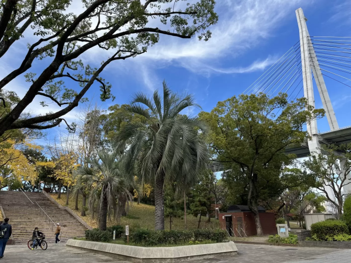 [From Eeyan ! Osaka Shopping Street]一边欣赏天空与大海的对比，一边在Shopping Street漫步。