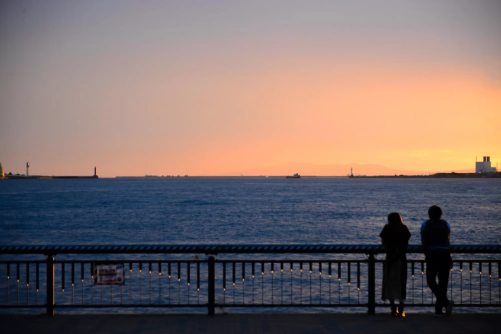 [From Eeyan ! Osaka Shopping Street]一边欣赏天空与大海的对比，一边在Shopping Street漫步。