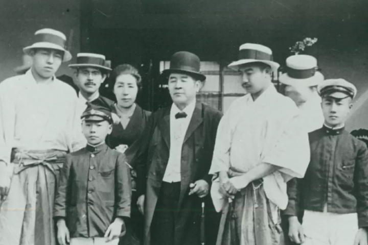 중심의 검은 모자를 입은 남자가 시부자와 에이이치 