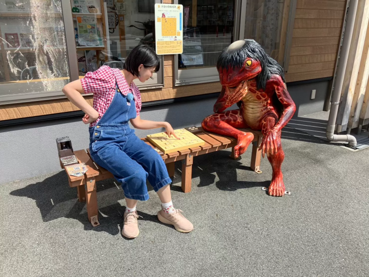 A commemorative photo with the Yokai Bench (taken when actress Maya Ayahane visited Fukusaki Town) 