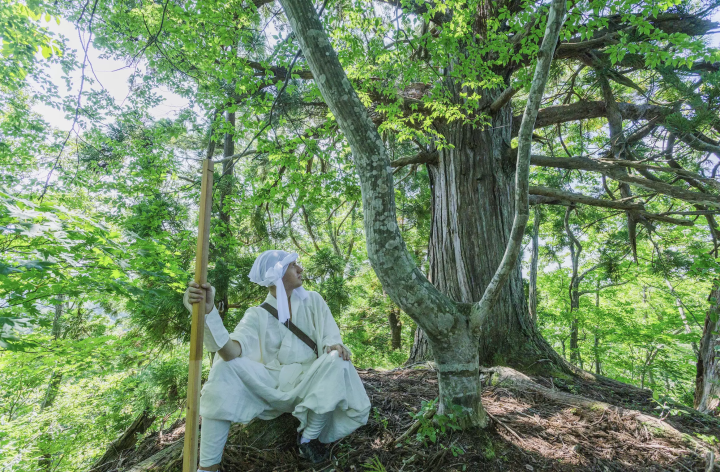 愛染ヶ獄の山頂には杉の御神木があり、登頂の報告を行う 