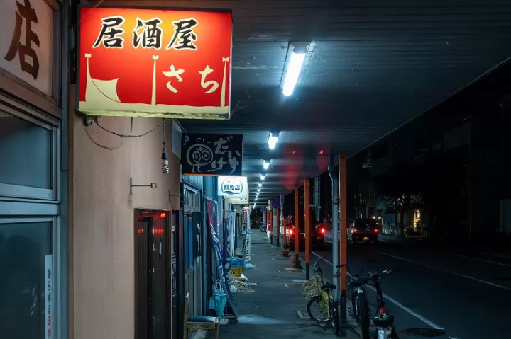 穿越到古老而美好的日本。洲本復古的小巷裡散步