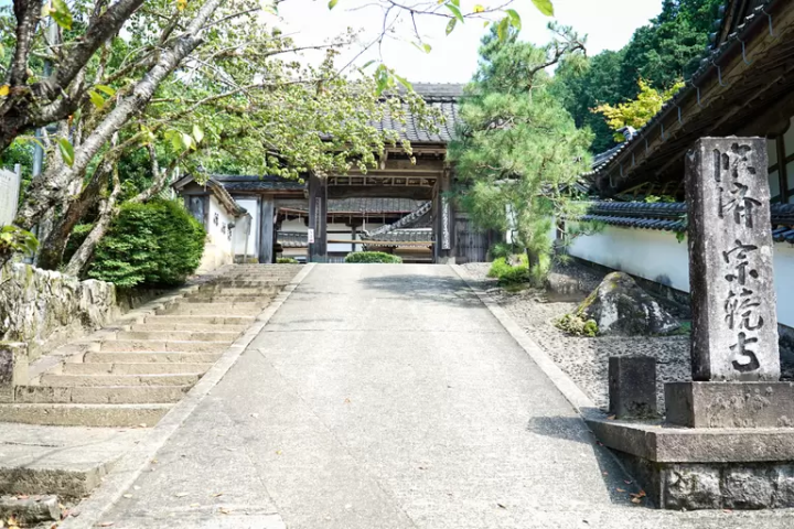 在被自然包围的出石坐禅体验