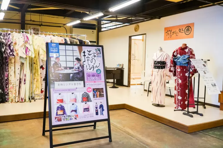 Strolling Through the Charming Town of Izushi in Rental Kimono