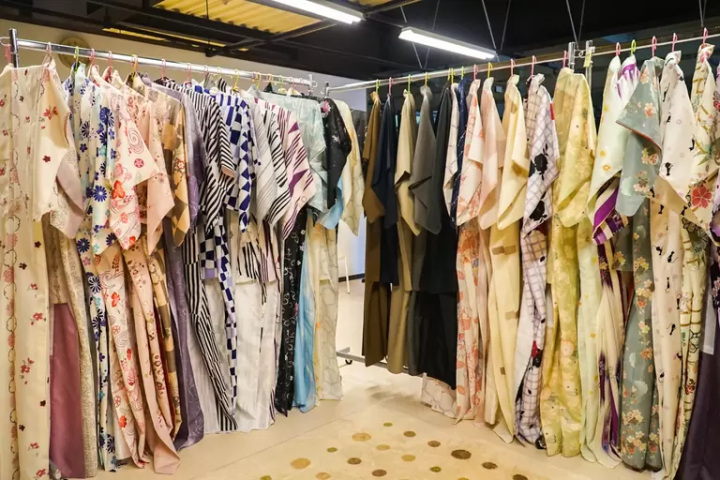 풍치 있는 이즈시의 거리를 렌탈 기모노로 거리 걸어