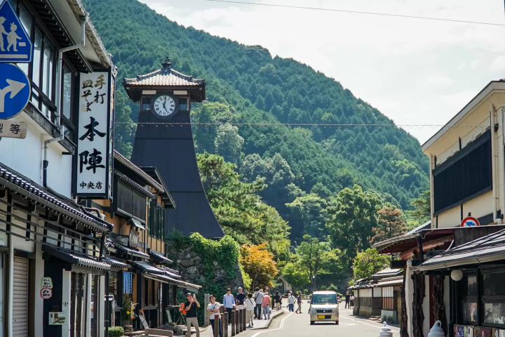 Strolling Through the Charming Town of Izushi in Rental Kimono