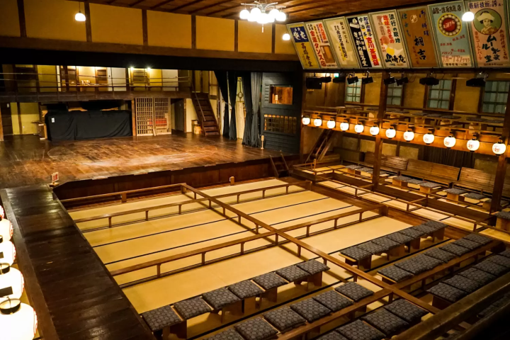 풍치 있는 이즈시의 거리를 렌탈 기모노로 거리 걸어