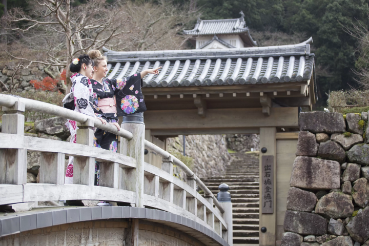 Strolling Through the Charming Town of Izushi in Rental Kimono