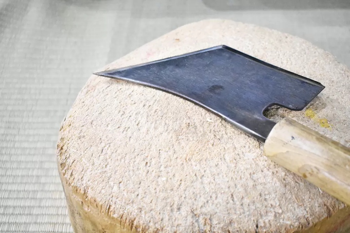 独特な形をした刃物「サルキリ」を使い、丁寧な手仕事によって「お鷹ぽっぽ」は作られます。 