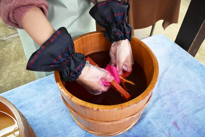 染色液に浸すと、白いハンカチがどんどんピンク色に・・ 