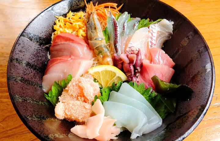 海鮮丼（内容は季節によって変わります） 