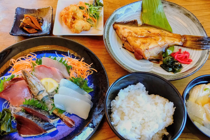 海の幸定食（内容は季節によって変わります） 