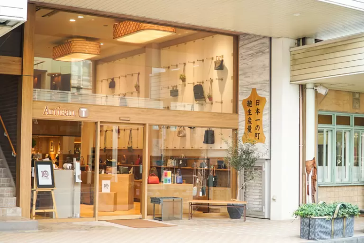 A Major Bag Production Hub: Enjoying Artisan Craftsmanship on "Kaban Street" in Toyooka