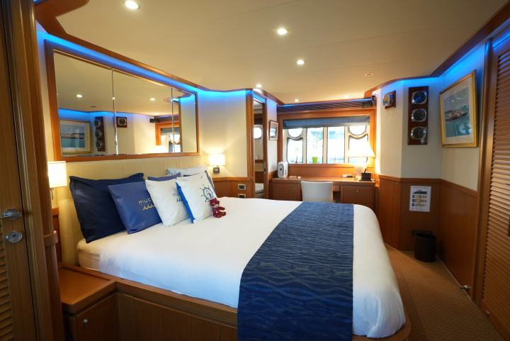 Charter a Luxury Italian Cruiser - Introducing the Ship ②