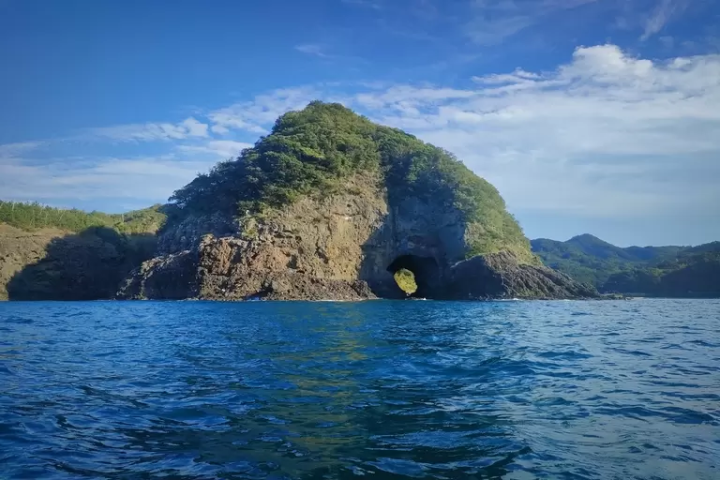 Adventure Through the Hidden Wonders of Takeno Coast with a Geo Canoe Tour !