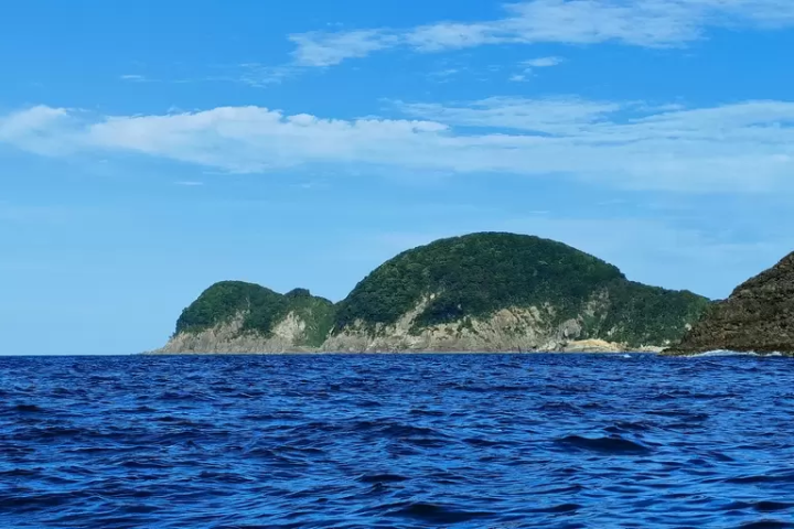 Adventure Through the Hidden Wonders of Takeno Coast with a Geo Canoe Tour !