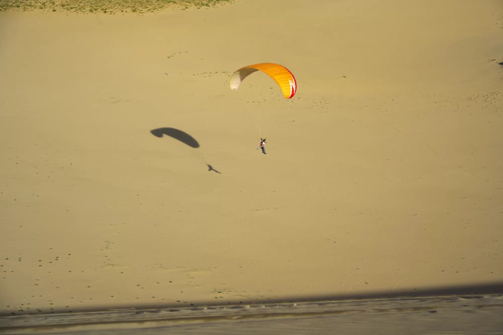 用滑翔傘俯瞰整片砂丘的飛行體驗！