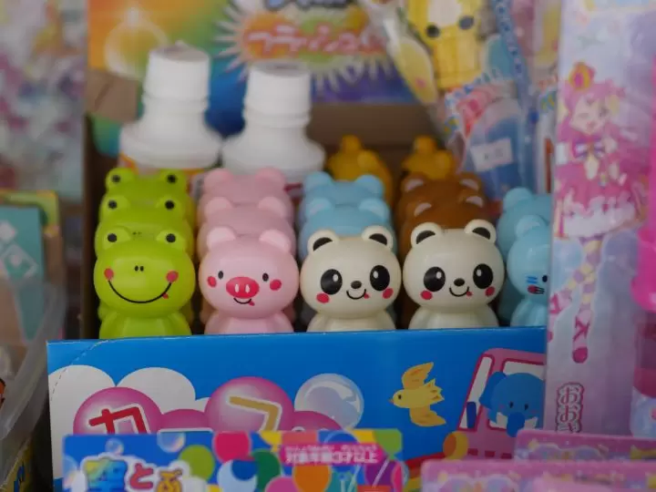(Cute animals lined up in a stationery store) 