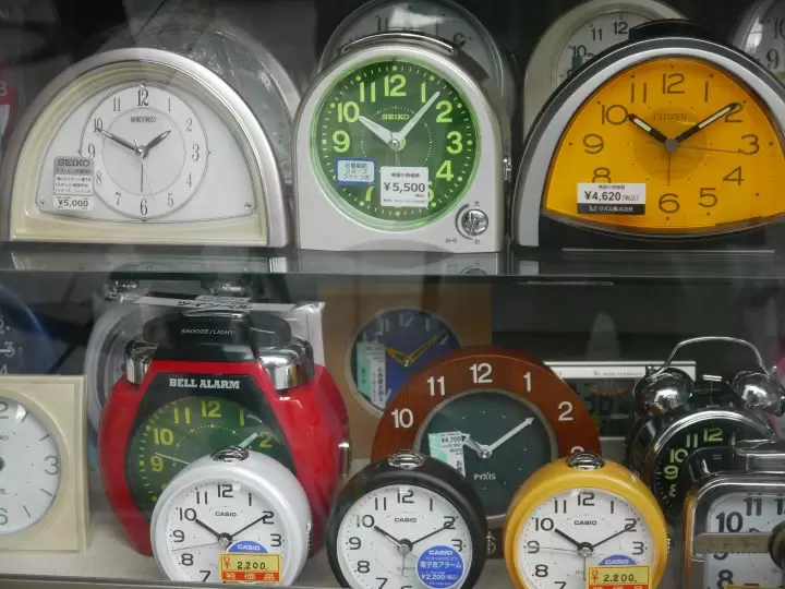 (Alarm clock at a watch shop) 