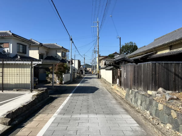 You can see the Silver Carriage Road from the rooms of "NIPPONIA Harima Fukusaki Library Maison"