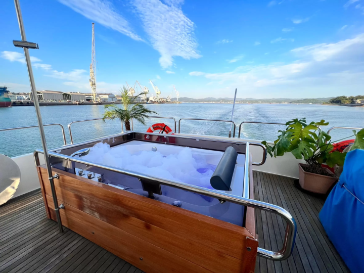 租一艘意大利制造的豪华巡洋舰～介绍舷外甲板④～