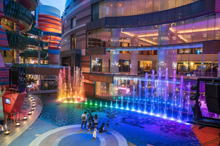 canal city water feature display