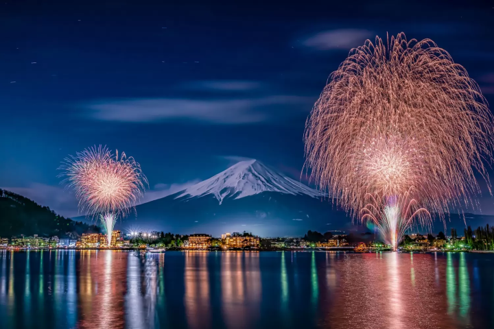 冬日夜空中閃耀的『山梨・河口湖煙火大會2024』