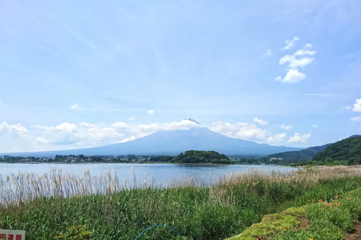 冬の夜空に輝く『山梨・河口湖の花火大会2024』