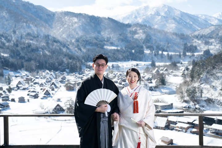 穿上婚紗和服，在世界遺產「白川鄉」的田園風光中拍攝婚紗照吧！