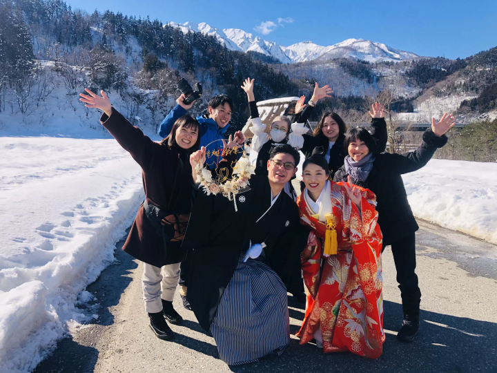 我们冬天在白川乡拍了婚纱照，得到了非常好的评价！