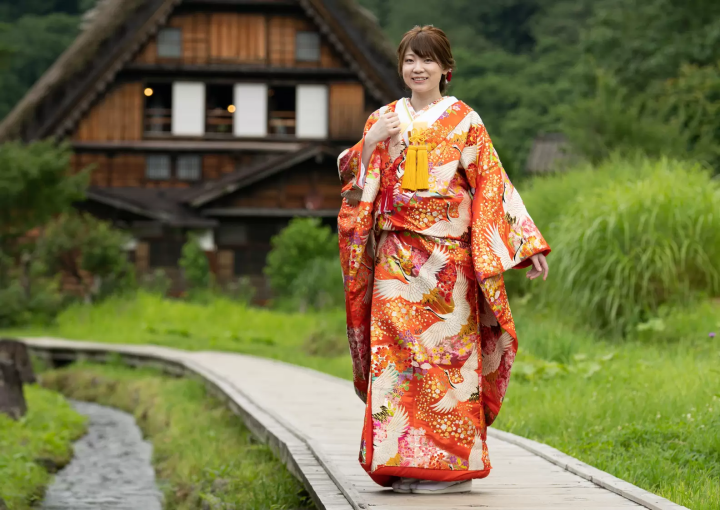 穿上婚紗和服，在世界遺產「白川鄉」的田園風光中拍攝婚紗照吧！