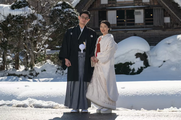 穿上婚紗和服，在世界遺產「白川鄉」的田園風光中拍攝婚紗照吧！