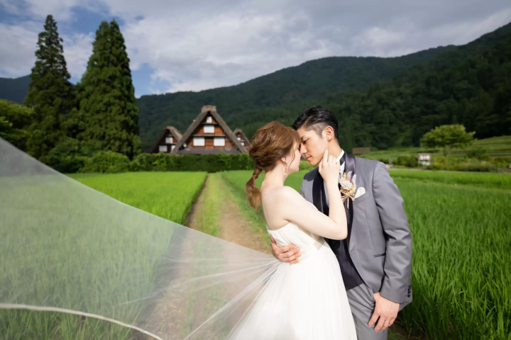 穿上婚紗和服，在世界遺產「白川鄉」的田園風光中拍攝婚紗照吧！