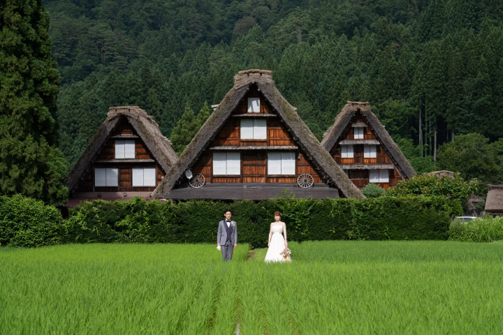 穿上婚紗和服，在世界遺產「白川鄉」的田園風光中拍攝婚紗照吧！