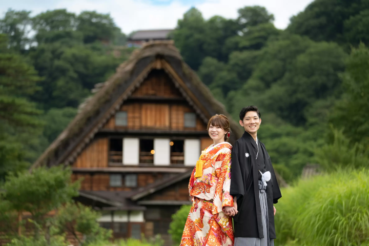 穿上婚紗和服，在世界遺產「白川鄉」的田園風光中拍攝婚紗照吧！